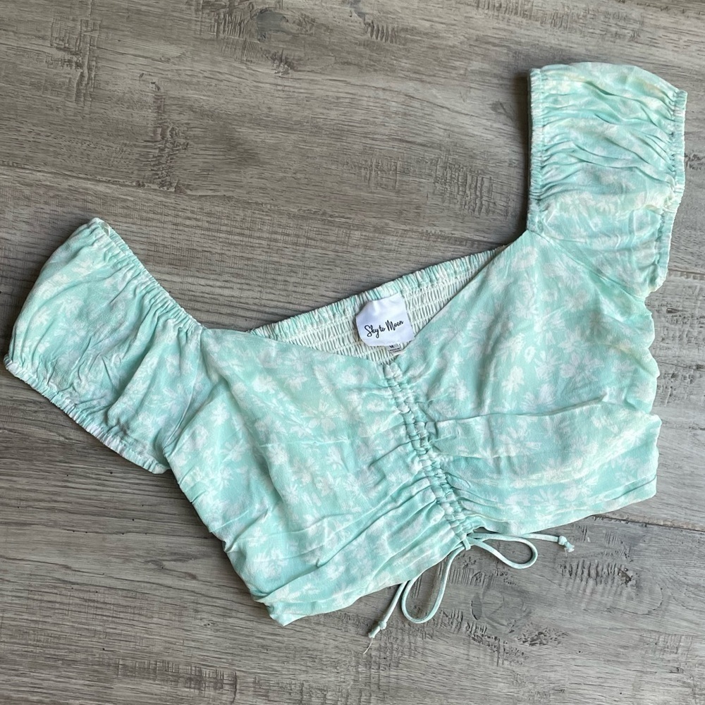 Sky To Moon Crop Top Cinch Front Smocked Back Ruched Sides Blu/White Floral SZ M